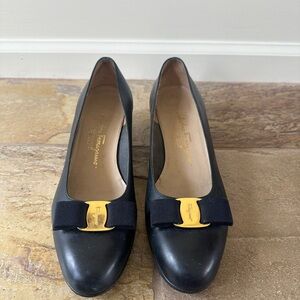 Vintage Navy Salvatore Ferragamo Vara Pumps